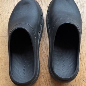 OOFOS Black Slip-On Recovery Clogs